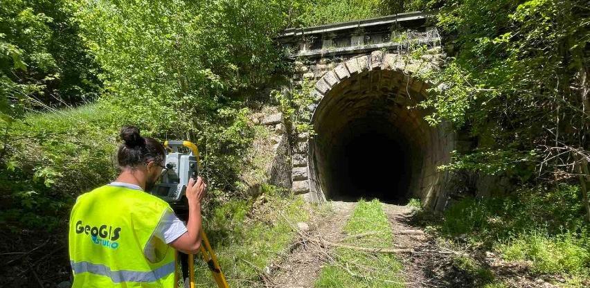 Željeznički tunel Komar