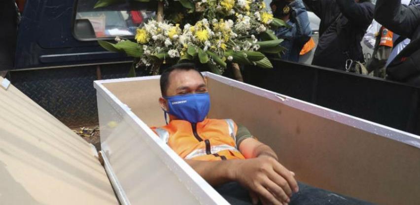 Ko ne nosi masku plaća kaznu ili leži minut u mrtvačkom kovčegu