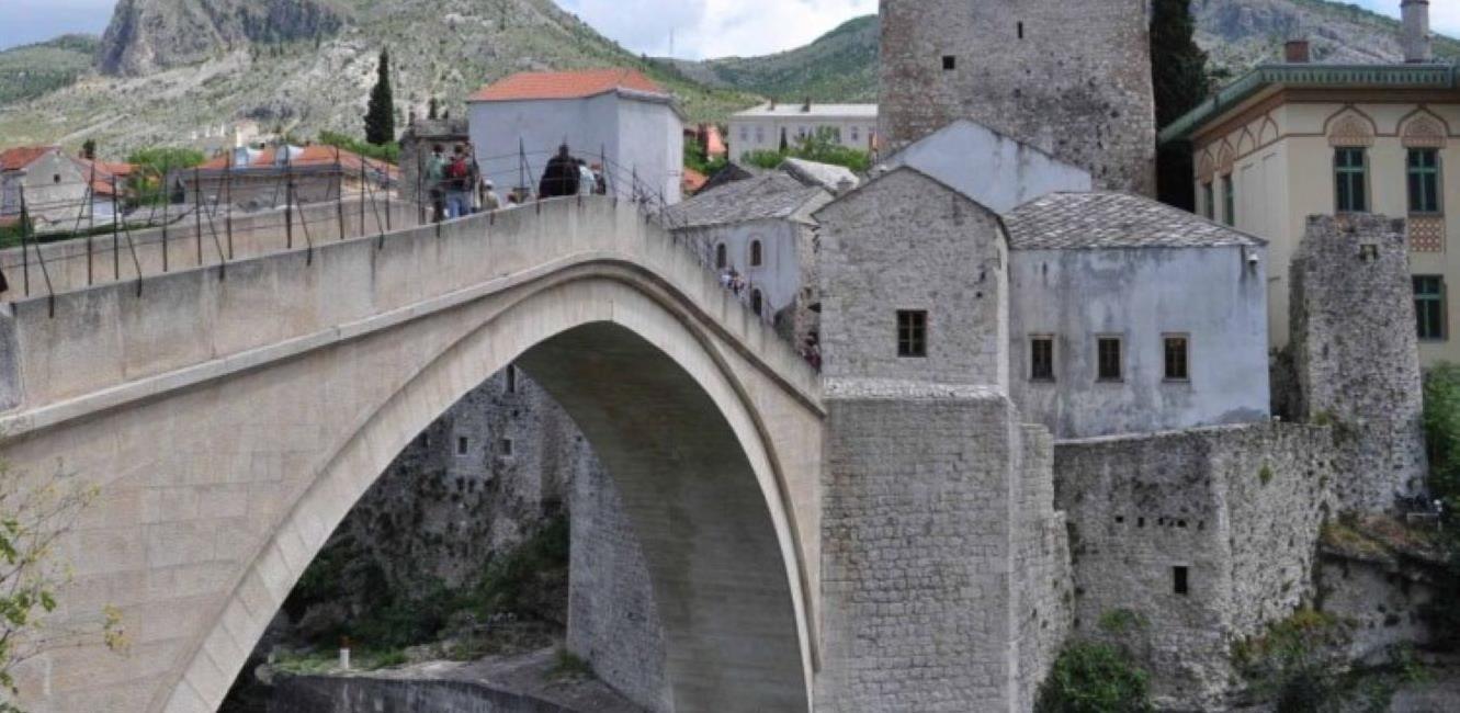 U Mostaru više od 700 ilegalno izgrađenih objekata