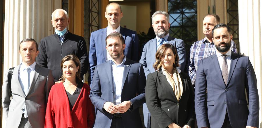 Potpisan ugovor sa tri odabrane banke: Više od 100 miliona KM kredita biće plasirano u privredu KS