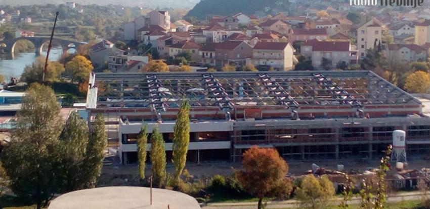 Počelo postavljanje krovnog lima na zatvorenom bazenu u Trebinju