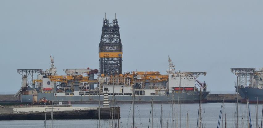 Veće američke zalihe i zaključavanje zadržali cijene nafte ispod 51 dolara