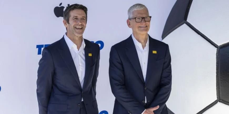 John Ternus i Tim Cook