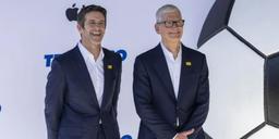 John Ternus i Tim Cook