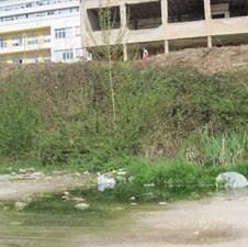 "Park" čisti divlju deponiju u blizini porodilišta i pedijatrije na Jezeru