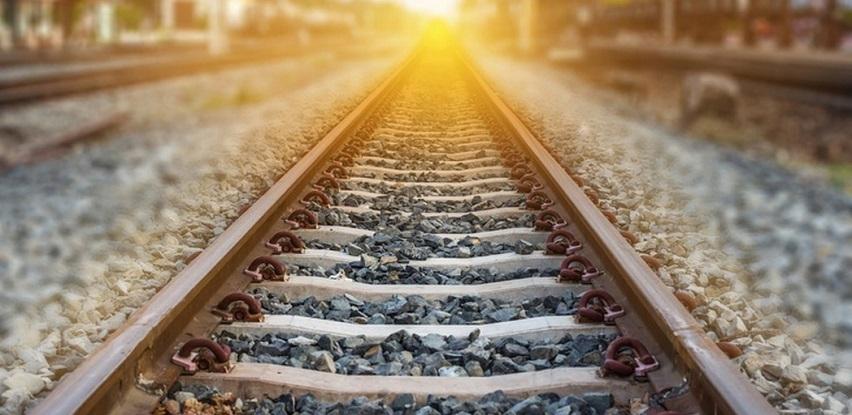 real kem željeznička pruga kolosijek šine bočni promjer pragova