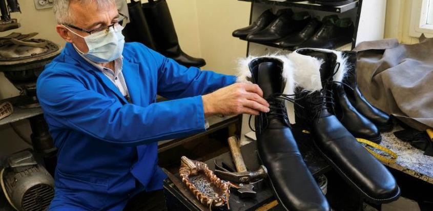 Obućar napravio anticovid čizme broj 75, za održavanje distance