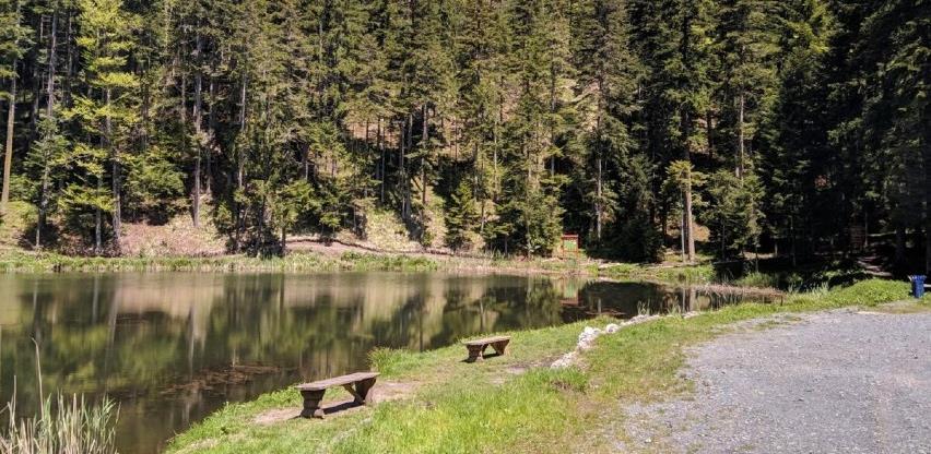 Paučko jezero nadomak Kladnja – pravi mali raj za oči