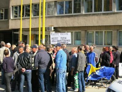 Za 1. maj jagnje ispred spaljene zgrade
