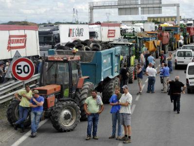 Stotine farmera u traktorima ide ka Parizu