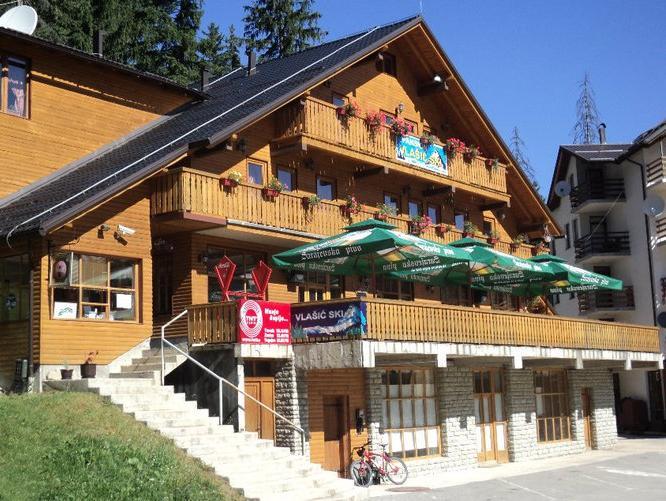 Turistička sezona na Vlašiću: Snijega ni u tragovima, kapaciteti popunjeni