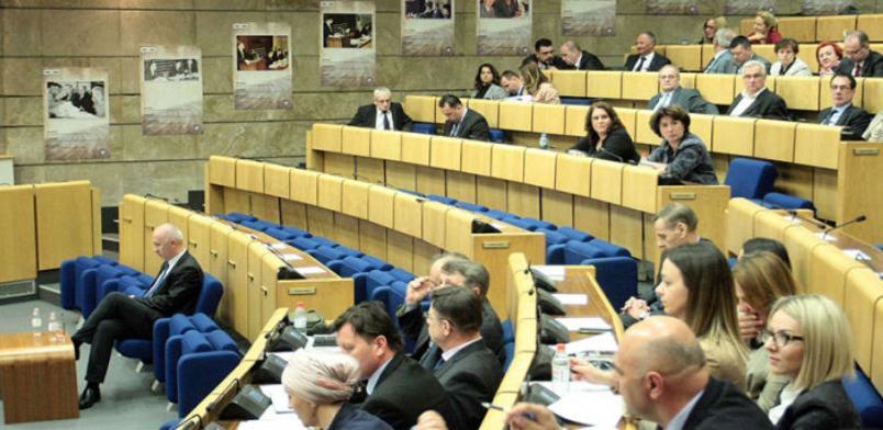 Plate primali i bez prisustva na poslu