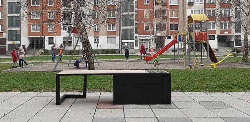 U Zenici počelo postavljanje solarnih klupa