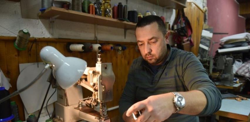 Kožar Aurelije Ševčuk izrađuje torbe u očevoj radnji staroj pola stoljeća