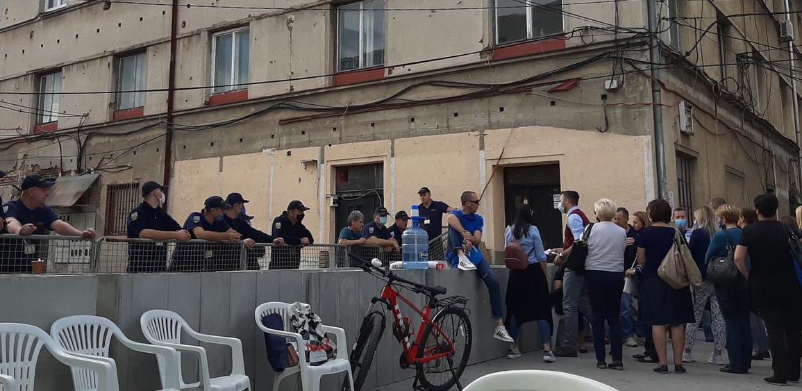 Radnici Poslovnosti pomoću merdevina na posao, nadležni prebacuju odgovornost