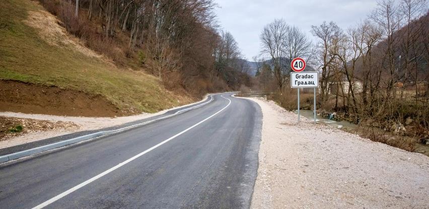 U hadžićkim naseljima postavljena nova saobraćajna signalizacija