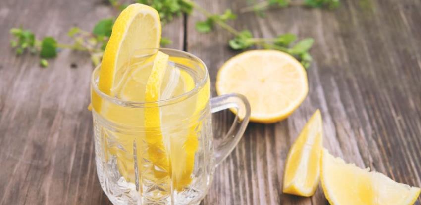 Je li voda s limunom natašte zaista zdrava za organizam?