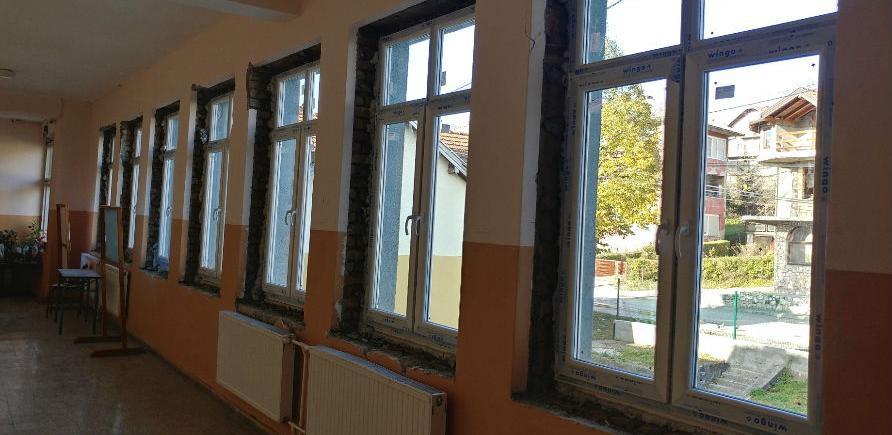 Ambasada Japana finansira zamjenu dotrajale drvene stolarije na OŠ Kladanj