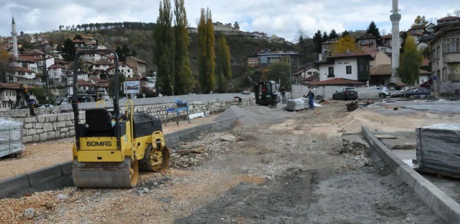 Pripreme za asfaltiranje saobraćajnice oko podzemne garaže