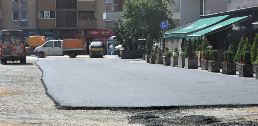 U toku asfaltiranje saobraćajnice u ulici Trga heroja