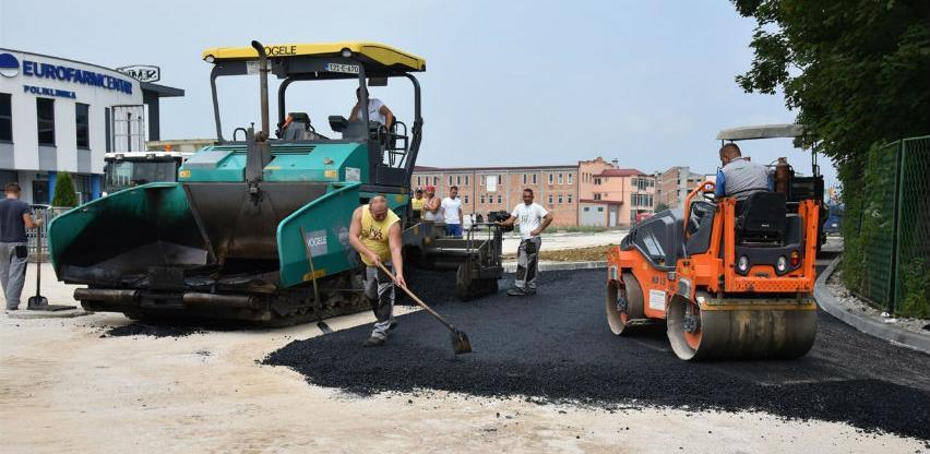 U industrijskoj zoni Ozrakovići u toku je asfaltiranje