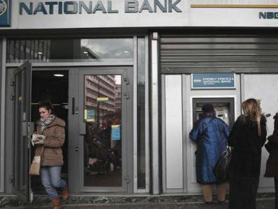 Grci i dalje masovno podižu novac