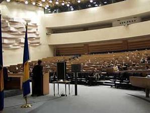 Parlamentarna skupština poklanja i suvenire od srebra
