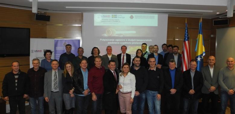 Potpisan ugovor o dodjeli 1,6 miliona KM za 18 pčelara 