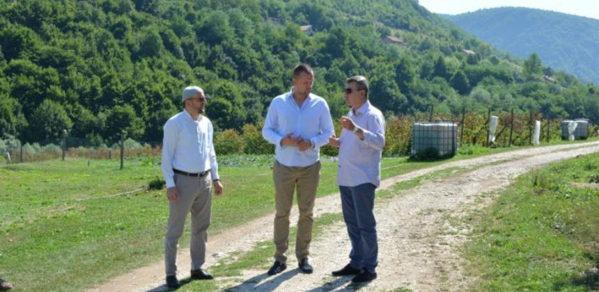 Urediti desnu stranu Miljacke i napraviti izletište