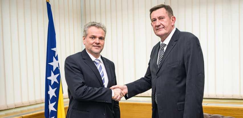Nastaviti izgradnju mreže autoputeva u BiH