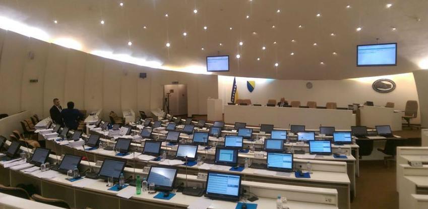 Parlamentarci bez umanjenja primanja čak i kada su sjednice prekinute