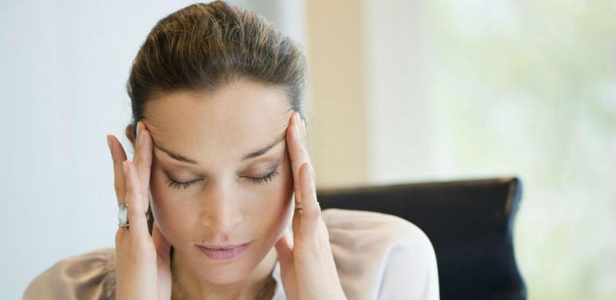 Zaustavite glavobolju na prirodan način masirajući strateške točke na glavi