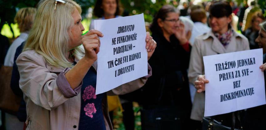 Masovni protesti zdravstvenih i prosvjetnih radnika pred Vladom KS
