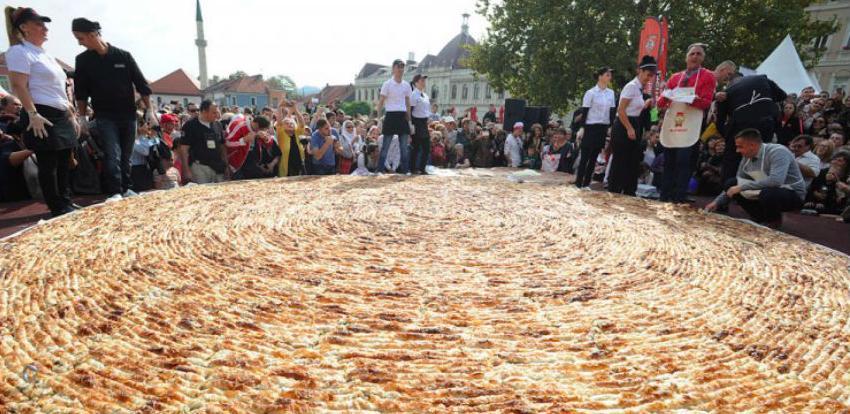 Tuzlaci za Guinnessov rekord napravili najveći burek i porciju ćevapa