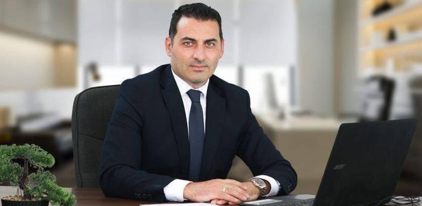 Načelnik Kaknja donio niz naredbi: Službenici moraju biti ljubazni, ne smiju "sijeliti" uz kafu