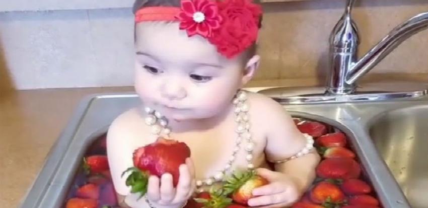 Volite jagode? Sigurno ne kao ona