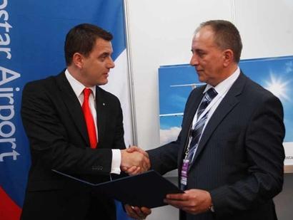Hadžić uručio stalni certifikat aerodromskog operatora za Aerodrom Mostar