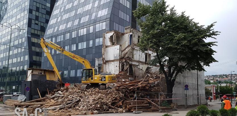 Ruši se stara stambena zgrada kod hotela Bristol