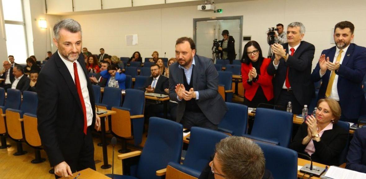 Suze za kraj: Emotivan oproštaj ministara i premijera na sjednici Skupštine
