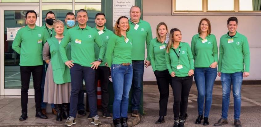 Menadžment Binga zajedno sa kolegama u trgovinama