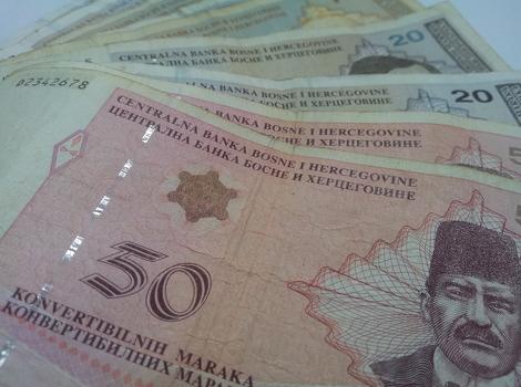 RS: Vraća se pet posto na plaće umanjene za 10 procenata