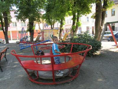 Završen projekat opremanja školskih igrališta u Šamcu