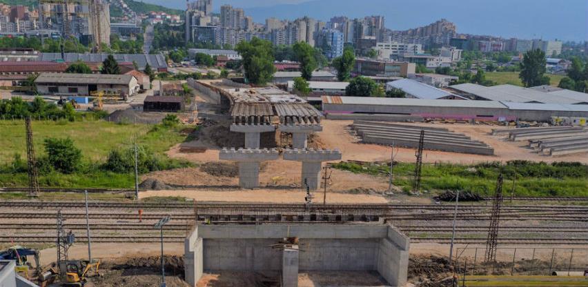Nastavak izgradnje 9. transverzale: Počinje postavljanje elemenata mosta