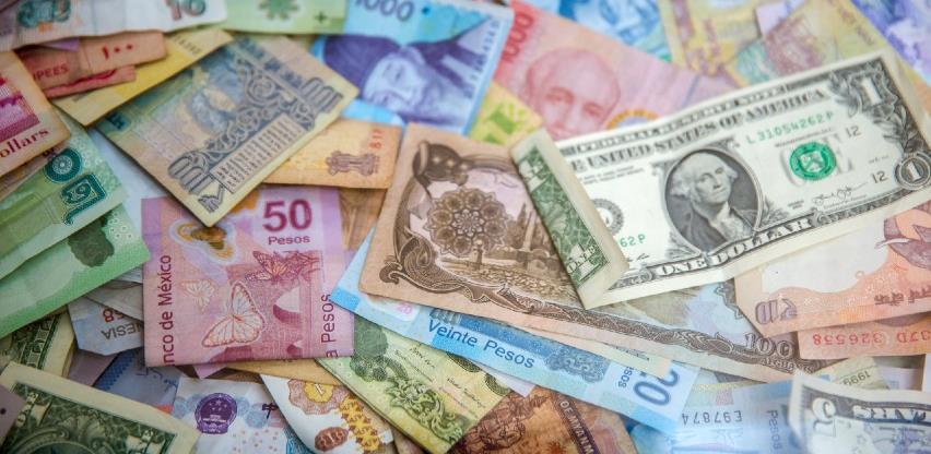 Funta ojačala, dolar oslabio