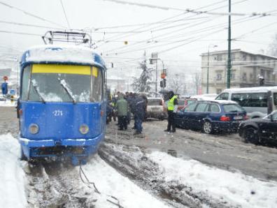 Intenzivan snijeg u BiH otežava saobraćaj