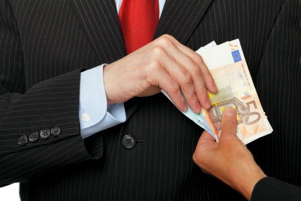 Nakon prijave sustav svu svoju energiju usmjerava da uništi život zviždača