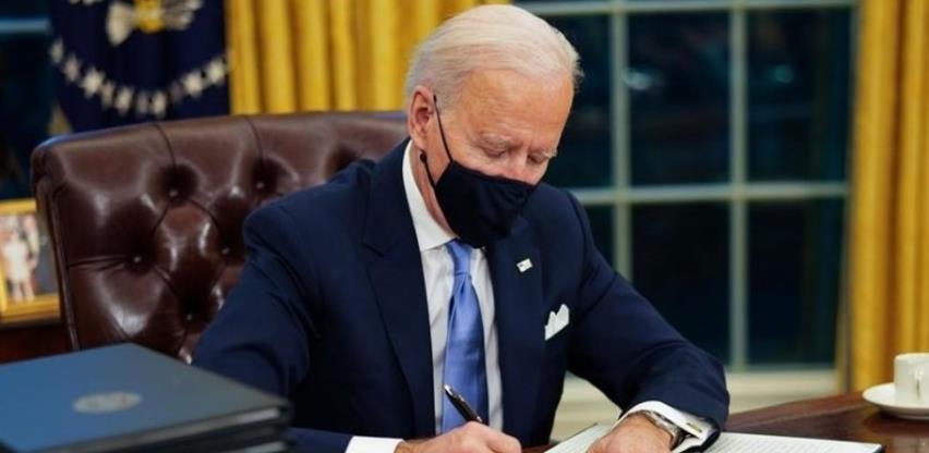 Biden potpisao naredbe kojima se poništava Trumpova imigracijska politika