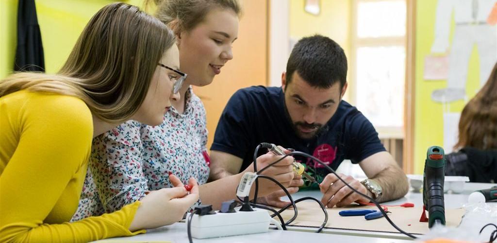 400.000 KM za opremanje STEM učionica u pet škola