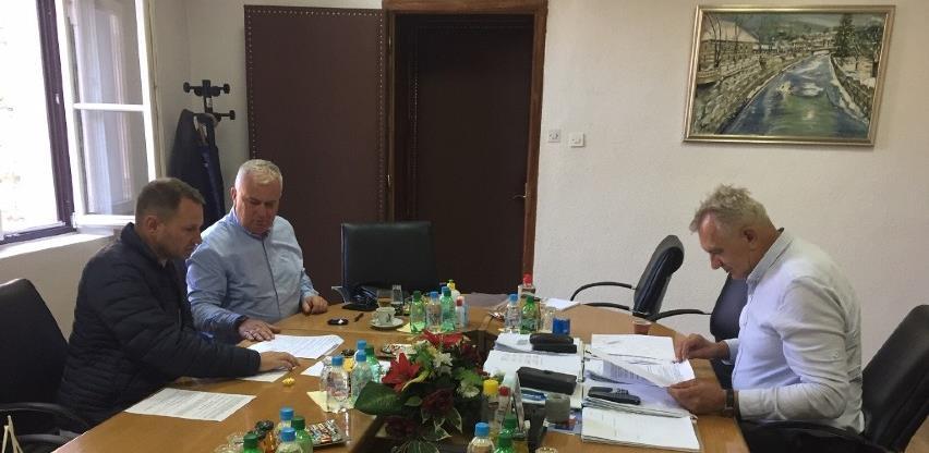 Potpisivan ugovor o izvođenju radova na izgradnji lokalne infrastrukture u Kladnju