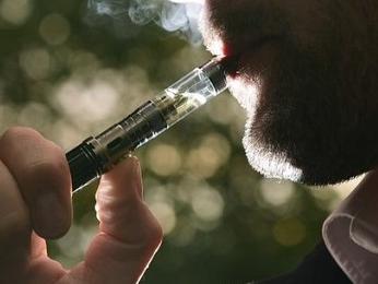 Britanija zabranila reklame za e-cigarete